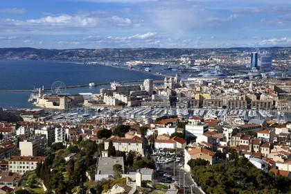 France, Bouches-du-Rhône (13), Marseille, vue générale sur la ville avec le port et le Vieux-Port depuis la basilique Notre-Dame de la Garde