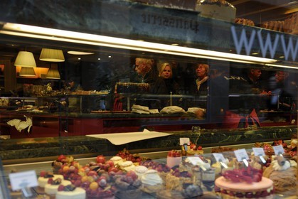 France, Bas-Rhin (67), Strasbourg, vitrine de la patisserie Naegel rue des Orfèvres