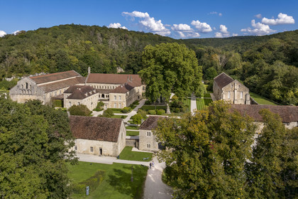 France, Côte-d'Or (21), Marmagne, l'abbaye cistercienne de Fontenay fondée en 1118, classée au Patrimoine Mondial de l'UNESCO (vue aérienne)