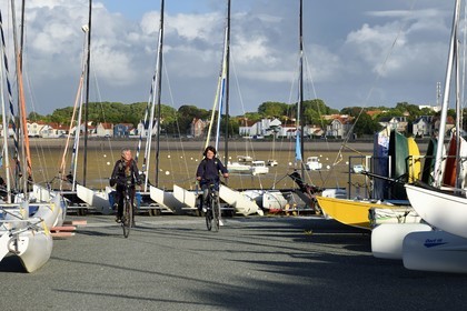 France, Charente-Maritime (17), Fouras, cyclistes sur la véloroute La Flow Vélo sur la jetée du Port Nord