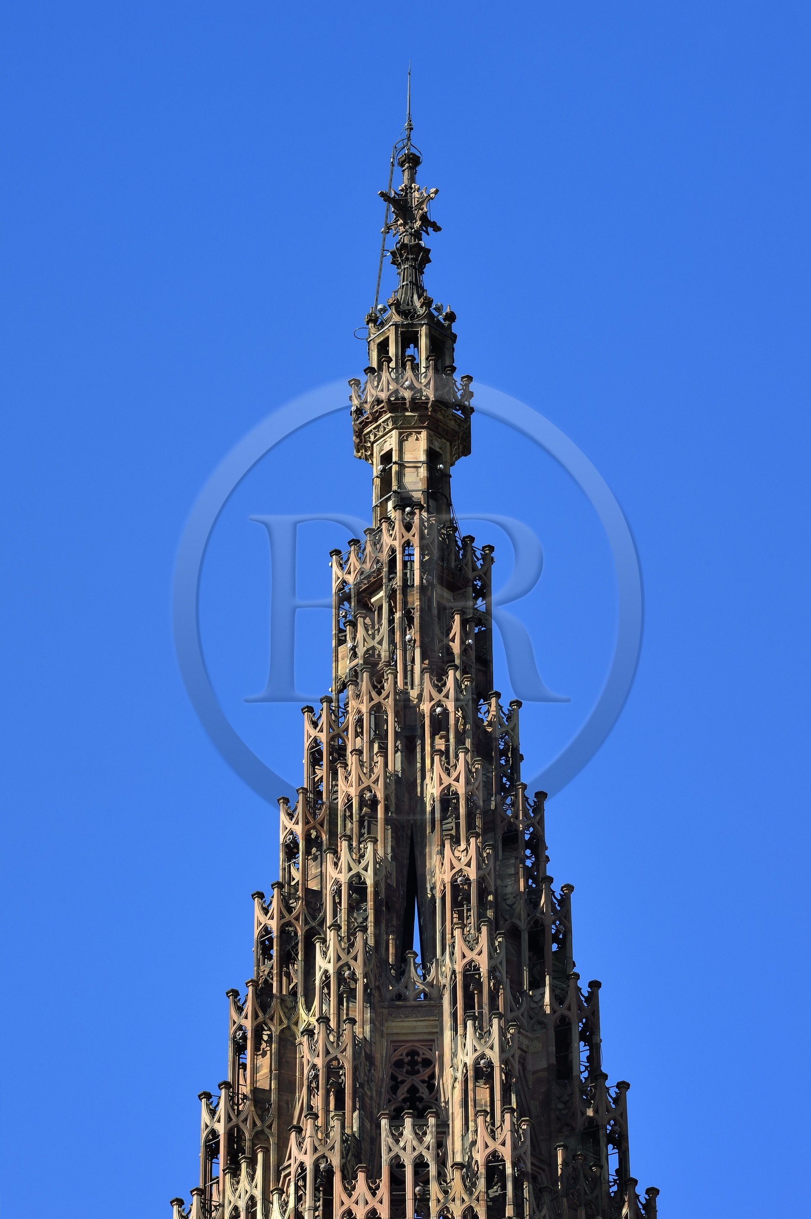 France, Bas-Rhin (67), Strasbourg, vieille ville classée au Patrimoine Mondial de l'UNESCO, la cathédrale Notre-Dame, le sommet de la flèche qui est équipée de huit escaliers extérieurs cachés dans ce dessin complexe de pyramide à huit pans