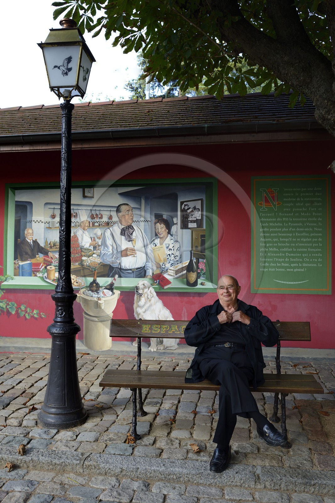 France, Rhône (69), Collonges-au-Mont-d'Or, Restaurant L'Auberge du Pont de Collonges de Paul Bocuse, trois étoiles au Guide Michelin depuis 1965, le grand chef cuisinier Meilleur ouvrier de France Paul Bocuse devant le mur peint représentant le grand chef cuisinier Fernand Point et son épouse