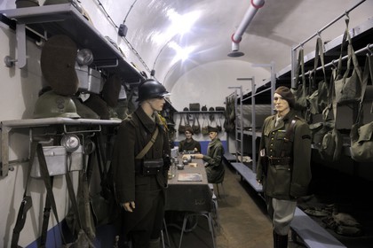 France, Bas-Rhin (67), Hunspach, la Ligne Maginot, le fort de Schoenenbourg, reconstitution d'une chambrée de soldats français dans la caserne souterraine