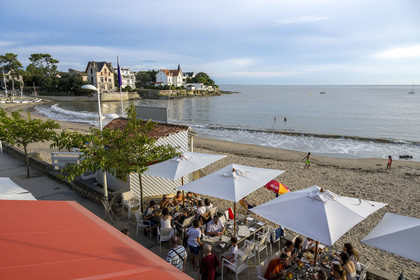 France, Charente-Maritime (17), région de Royan, Saint-Palais-sur-Mer, la plage du Bureau dans la conche de Saint-Palais, le restaurant Chez Bob les pieds dans l'eau