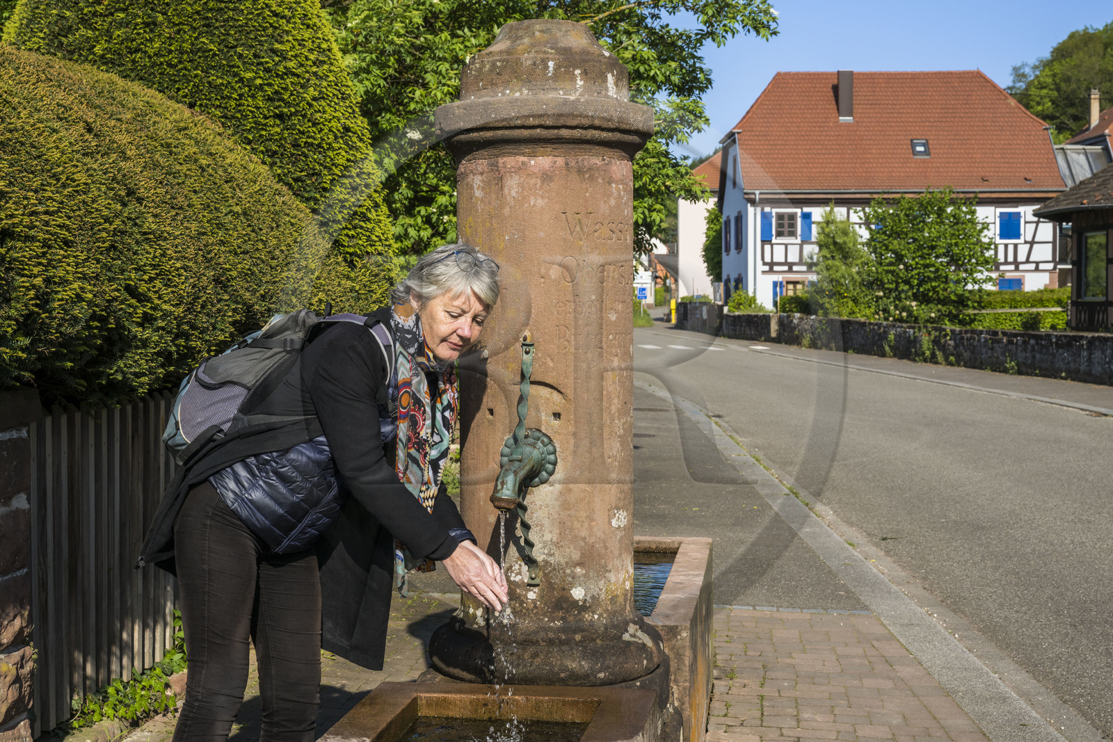 France, Bas-Rhin (67), Parc naturel régional des Vosges du Nord, Obersteinbach, une des nombreuses fontaines dans la rue principale