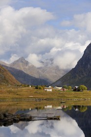 Norvège, Nordland, Iles Lofoten, Ile de Flakstadoy, petites fermes au bord d'un lac