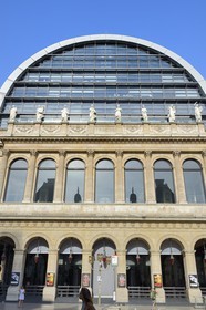 France, Rhône (69), Lyon, site historique classé Patrimoine Mondial de l'UNESCO, façade de l'opéra de Lyon par l'architecte Jean Nouvel, les muses du fronton