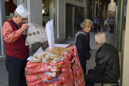 Espagne, Andalousie, Malaga, vendeur d'amandes dans la rue