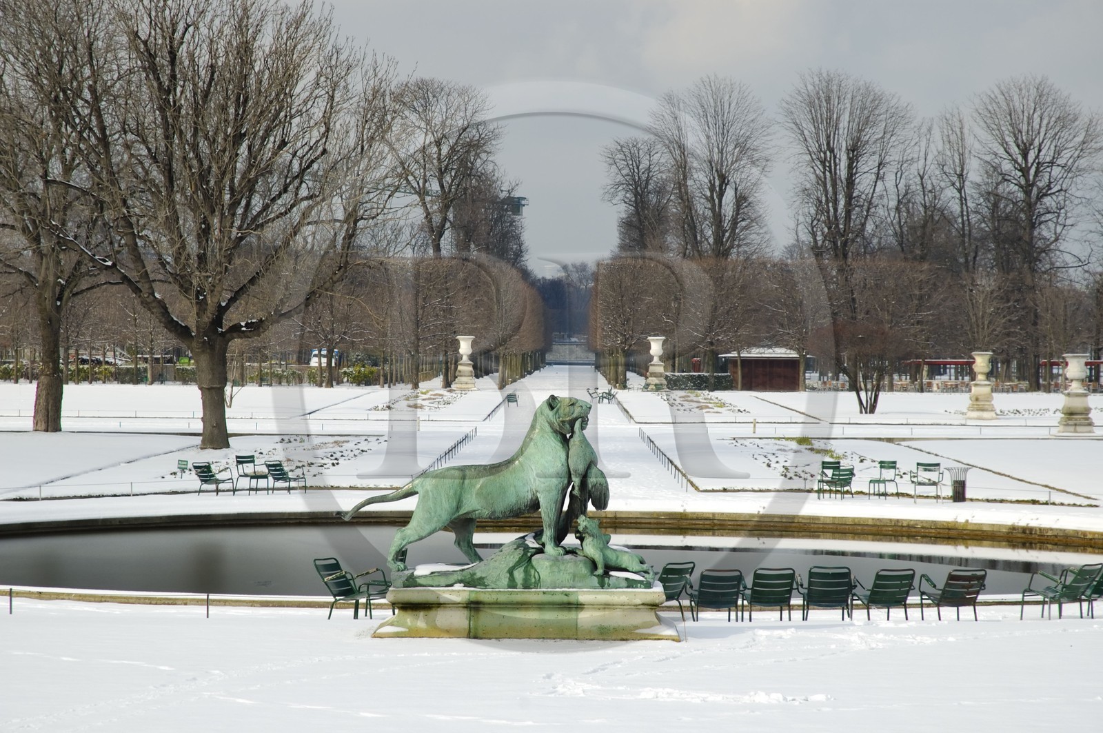 France, Paris (75), le Jardin des Tuileries devant Le Louvre sous la neige