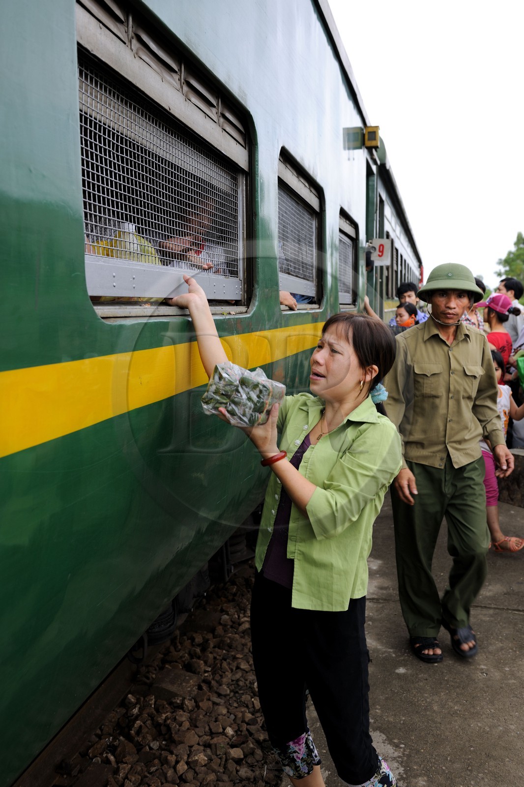 Vietnam, train de jour de Lao Cai à Hanoï, vente de nourriture au arrêts Vietnam, train de jour de Lao Cai à Hanoï, vente de nourriture au arrêts