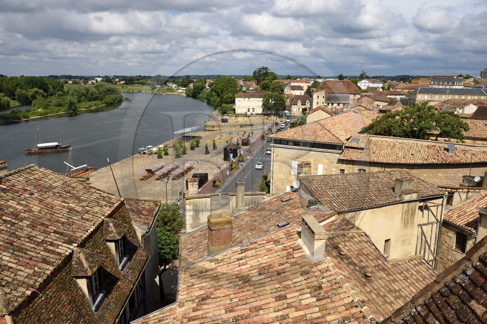 France, Dordogne (24), Périgord Pourpre, Bergerac, vue sur les rives de la Dordogne et les toits de la vieille ville
