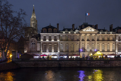 France, Bas-Rhin (67), Strasbourg, vieille ville classée au Patrimoine Mondial de l’UNESCO, les berges de l'Ill face au quai des Bateliers sous le Palais Rohan