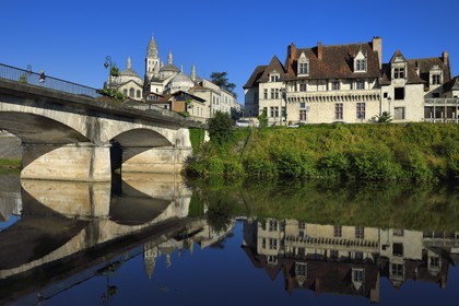 France, Dordogne, White Perigord, Perigueux, Saint Front Cathedral, stop on Route of Santiago de Compostela listed as World Heritage by UNESCO, the Barris Bridge and the house of the Consuls (Cayla house) of the 15th century on the banks of the Isle river