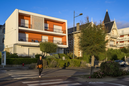 France, Charente-Maritime (17), Royan, sur le boulevard Frédéric Garnier qui longe la plage de la Grande-Conche, le petit immeuble (en orange) La Perrinière des annnées 50 conçu par les architectes M. Barnier et J. Daugrois