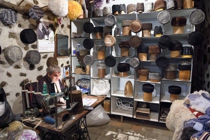 Azerbaïdjan, Sheki (Shaki), boutique du chapelier Karimov Aqil, papakha