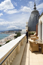 France, Alpes-Maritimes (06), Cannes, le palace du Carlton sur le boulevard de la Croisette, terrasse d'une suite du dernier étage