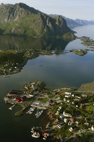 Norvège, Nordland, Iles Lofoten, Ile de Moskenes, village de pêcheurs de Reine (vue aérienne)