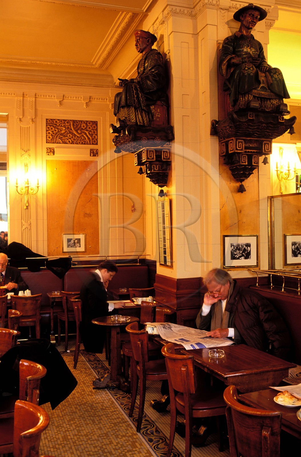 France, Paris (75), intérieur du café Les Deux Magots boulevard Saint-Germain