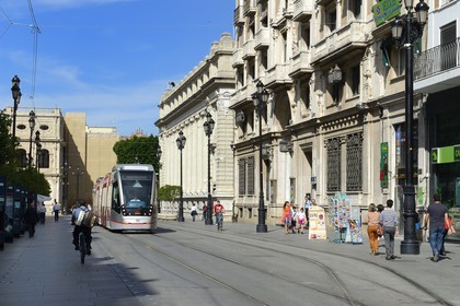 Espagne, Andalousie, Séville, tramway sur l'avenida de la Constitucion