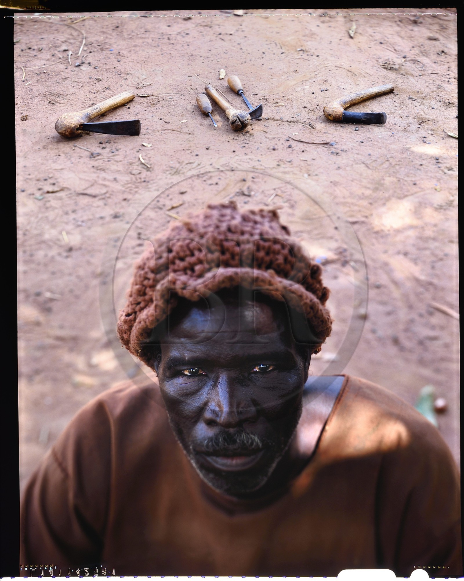 Burkina Faso, Poni province, Lobi land, Loropéni region, wood carver from the village of Nianntana