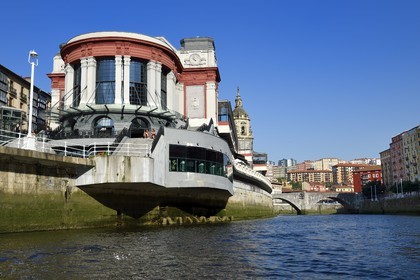 Espagne, Pays basque espagnol, Biscaye, Bilbao, le marché de la Ribera (mercado) en bordure du Ria de Bilbao et l'église de San Anton en arrière plan