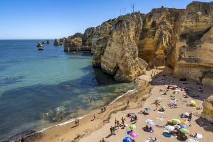 Portugal, Algarve, Lagos, la plage de Praia Dona Ana bordée par des falaises escarpées