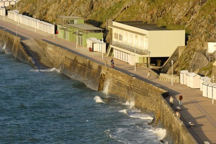 France, Manche, Cotentin, Granville, Plat Gousset beach and promenade seen from the Place de l'Isthme (Isthmus Square)