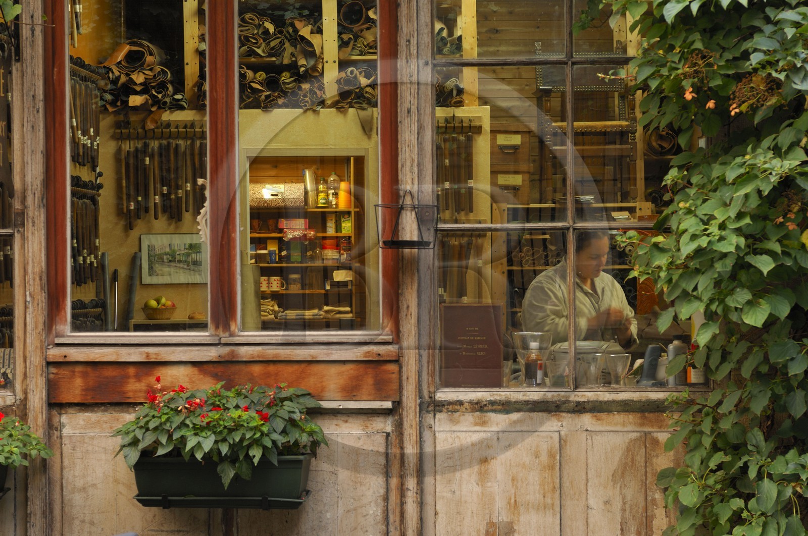 France, Paris (75), passage l'Homme (26 rue de Charonne), atelier de gainier d'art et d'ameublement de Maris-Jeanne Greenaway France, Paris (75), passage l'Homme (26 rue de Charonne), atelier de gainier d'art et d'ameublement de Maris-Jeanne Greenaway