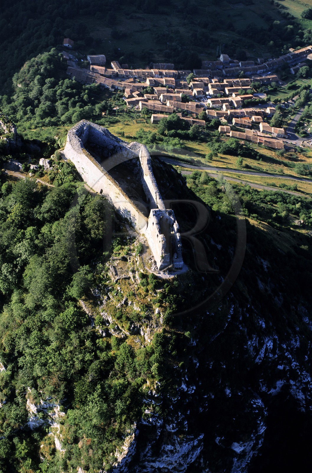 France, Ariège (09), Pays d' Olmes, château cathare de Montségur perché sur un pog et le village (vue aérienne)