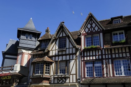France, Calvados (14), Pays d'Auge, Deauville, maisons à pans de bois rue Eugene Colas