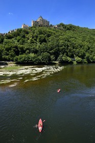 France, Dordogne (24), Périgord Noir, vallée de la Dordogne, Castelnaud-la-Chapelle labellisé Les Plus Beaux Villages de France, le château de Castelnaud-la-Chapelle sur un éperon rocheux au dessus de la rivière Dordogne