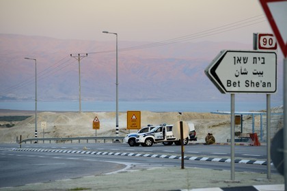 Israel, jonction de Beit HaArava, patrouille de police, la Mer Morte et les montagnes de la Jordanie en arrière plan