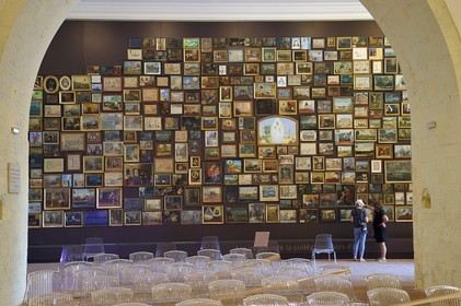 France, Var (83), Hyères, collegiale Saint Paul (XIIème siècle), elle abrite une exposition permanente de 432 ex-votos, chacun illustrant une scène de la vie quotidienne face à une situation définie de péril ou de menace