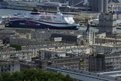 France, Seine-Maritime (76), Le Havre, Centre-ville reconstruit du Havre par Auguste Perret classé Patrimoine Mondial de l'UNESCO, immeubles Perret entourant la cathédrale Notre-Dame et le port en arrière plan