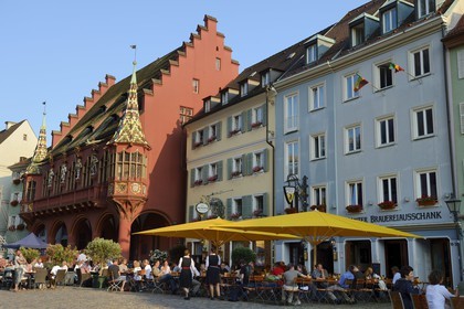 Allemagne, Bade-Wurtemberg, Fribourg en Brisgau, la Maison historique des marchands du début du XVIème siècle sur la Munsterplatz et la terrasse du restaurant Oberkirch