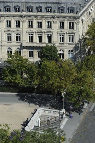 France, Paris (75), immeuble Haussmannien sur la place de l'Etoile à l'angle de l'avenue de Wagram et bouche de metro vus du haut de l'Arc de Triomphe