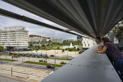 France, Hérault (34), Montpellier,  quartier de Port Marianne autour du  Bassin Jacques Coeur et l'avenue Raymond Dugrand, vue depuis dernier étage du RBC Design Center conçu par l'architecte Jean Nouvel