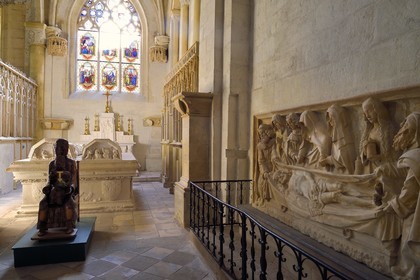 France, Allier (03), ancienne province du Bourbonnais, Souvigny, l'église prieurale clunisienne Saint-Pierre-et-Saint-Paul, nécropole ducale des Ducs de Bourbon, gisants de Louis II de Bourbon et Anne d'Auvergne dans la Chapelle vieille (XVe siècle)