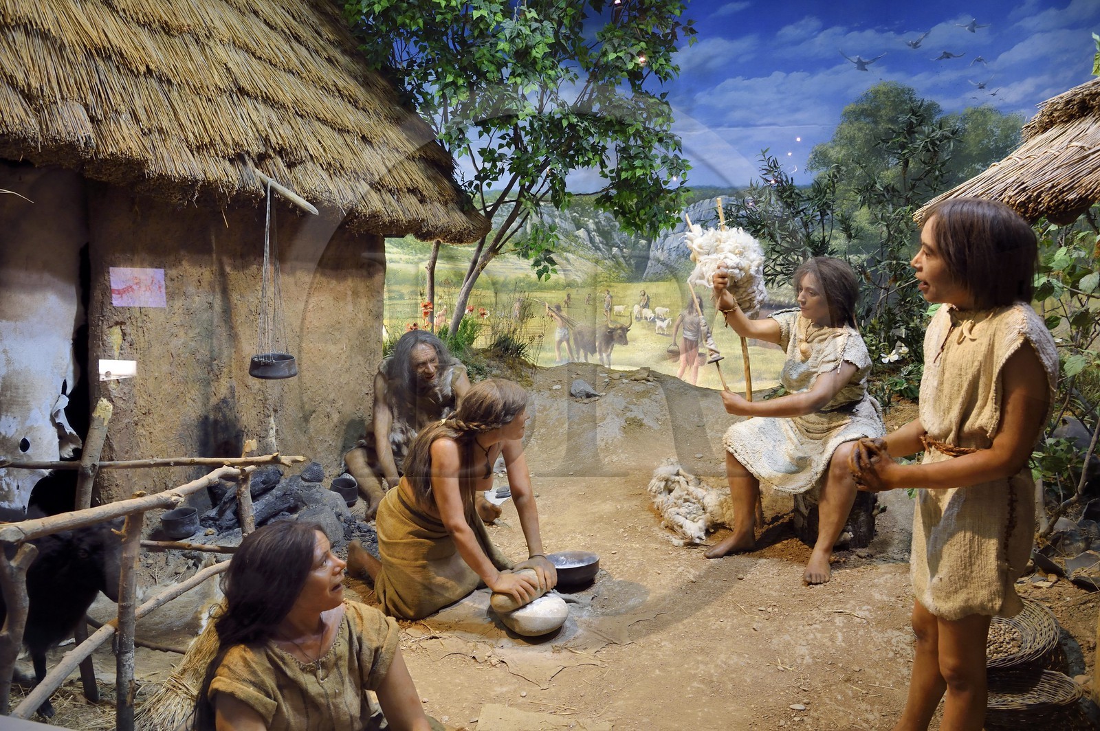 France, Alpes-de-Haute-Provence (04), Parc Naturel Régional du Verdon, Quinson, Musée de préhistoire des Gorges du Verdon conçu par l'architecte Norman Foster, reconstitution d'un village néolithique en Haute-Provence (vers 2000 av. J-C)