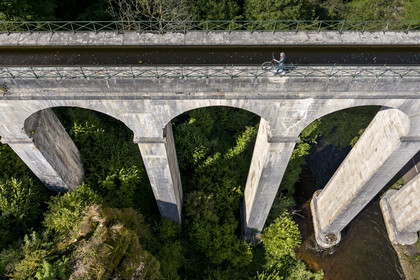 France, Nievre, Regional Natural Park of Morvan, Montreuillon, Montreuillon aqueduct bridge built in 1841, 33 m high and 152 m long with 13 arches 8 m wide, along the Rigole d’Yonne which draws water from the Yonne at Lake Pannecière and feeds the Nivernais Canal (aerial view)