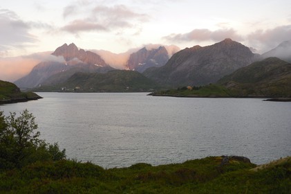 Norvège, Nordland, Iles Lofoten, Ile de Moskenes, le Selfjorden au soleil de minuit