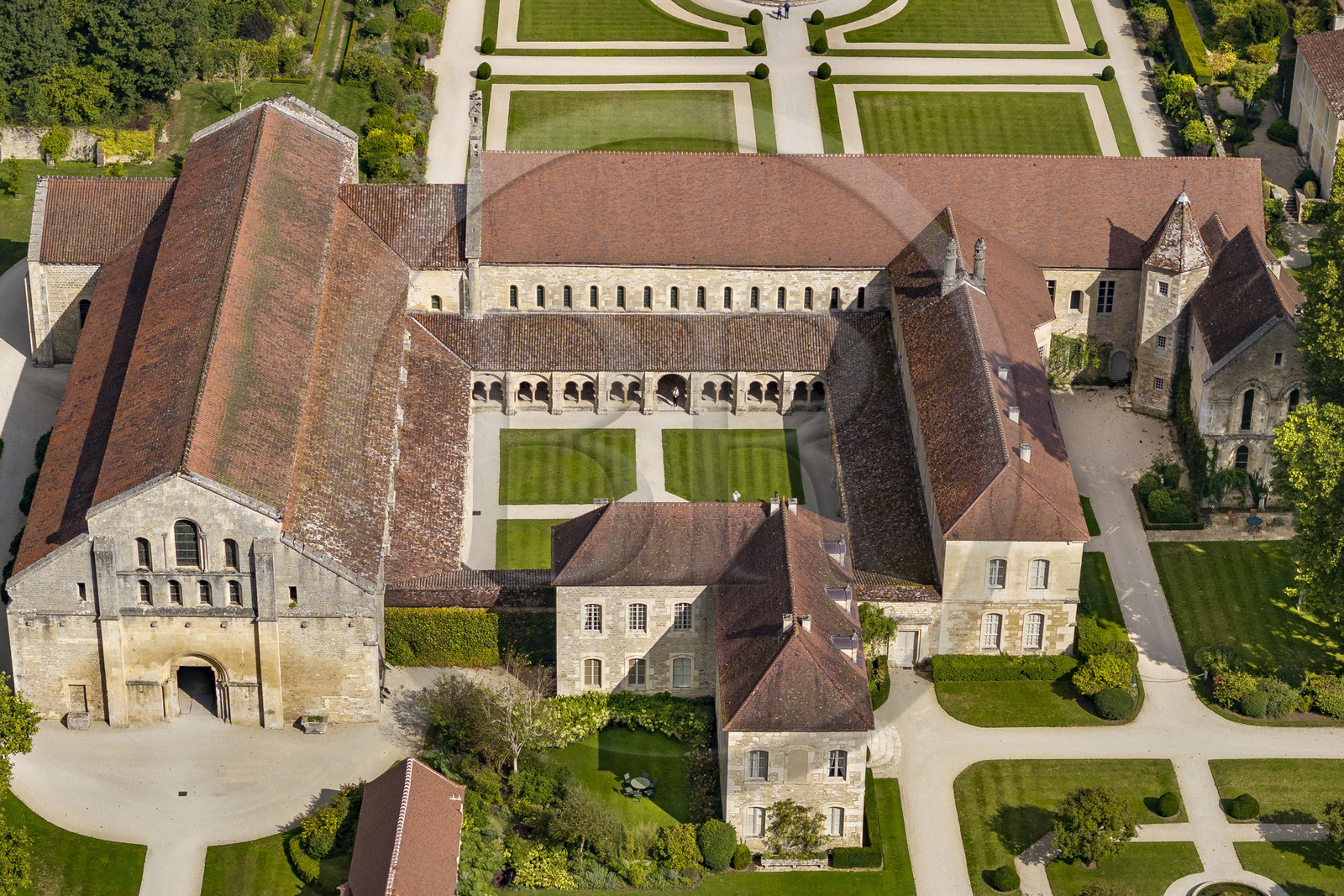 France, Côte-d'Or (21), Marmagne, l'abbaye cistercienne de Fontenay fondée en 1118, classée au Patrimoine Mondial de l'UNESCO, l'église abbatiale et le cloître (vue aérienne)