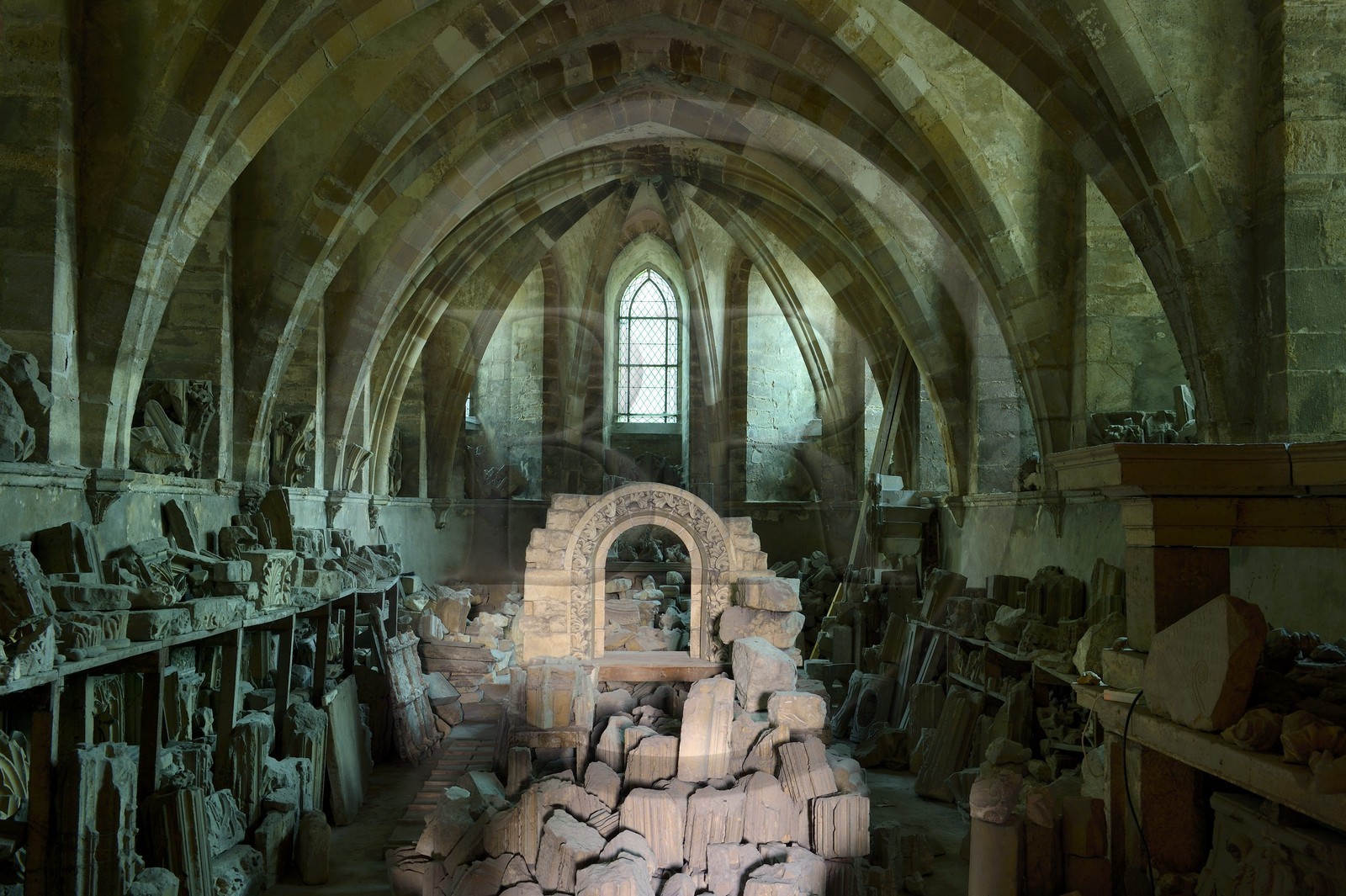 France, Marne (51), Reims, le Palais du Tau, classé Patrimoine Mondial de l'UNESCO, la chapelle basse archiépiscopale (XIIIème siècle) qui sert de dépot lapidaire depuis le XIXème siècle