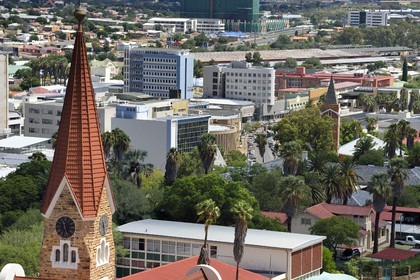 Namibie, région de Khomas, Windhoek, l'église luthérienne Christ Church (or Christuskirche) et le centre ville