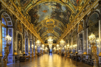France, Yvelines (78), château de Versailles, classé Patrimoine Mondial de l'UNESCO, Galerie des Glaces (longueur 73m et largeur 10,50m) avec 17 fenêtres et 357 miroirs, architecte Jules Hardouin-Mansart (1678 - 1684)
