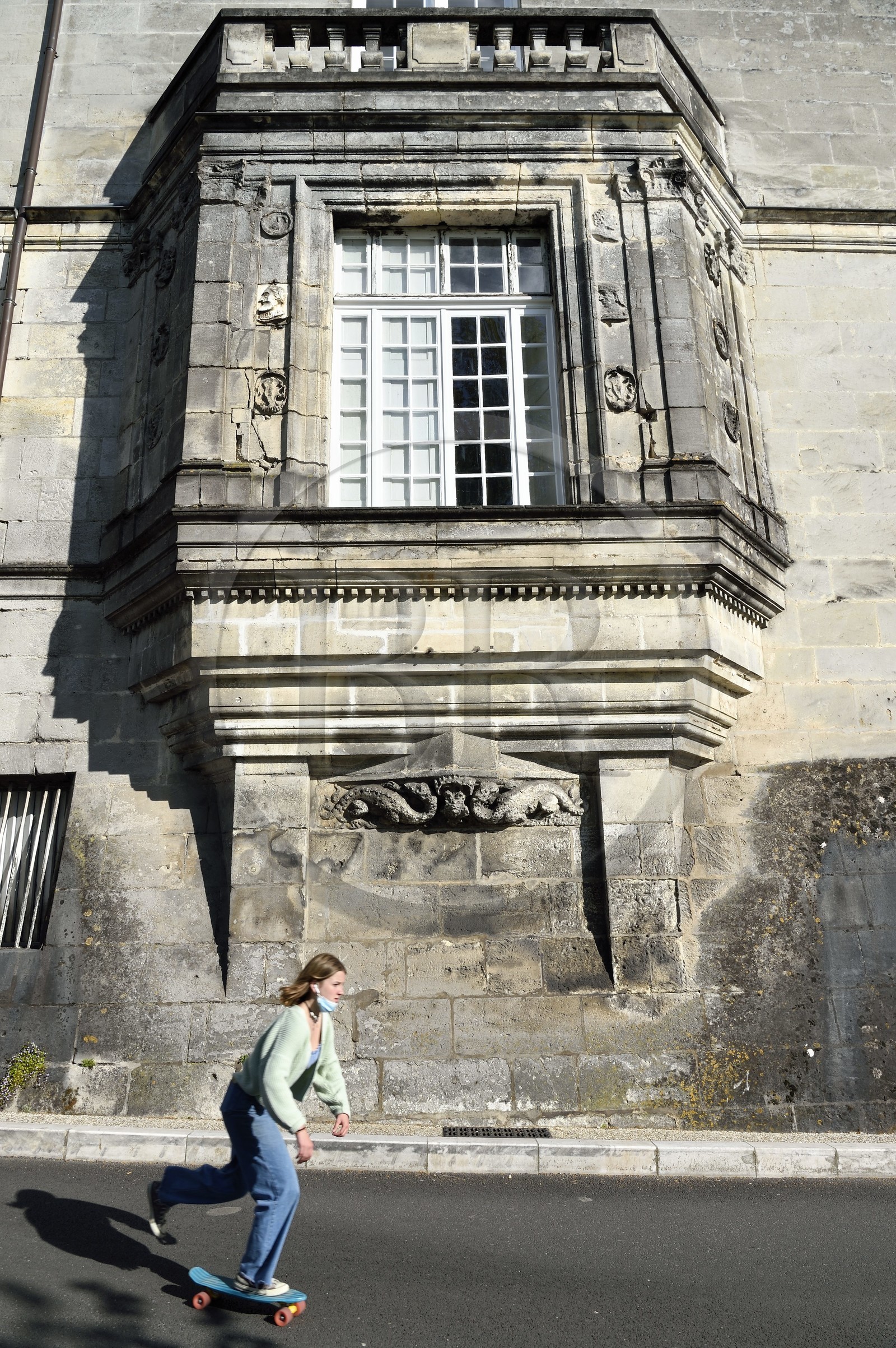 France, Charente (16), Cognac, chateau de Cognac où naquit le roi François Ier en 1494, il est devenu le siège de la société de cognac Otard, fenetres Renaissance