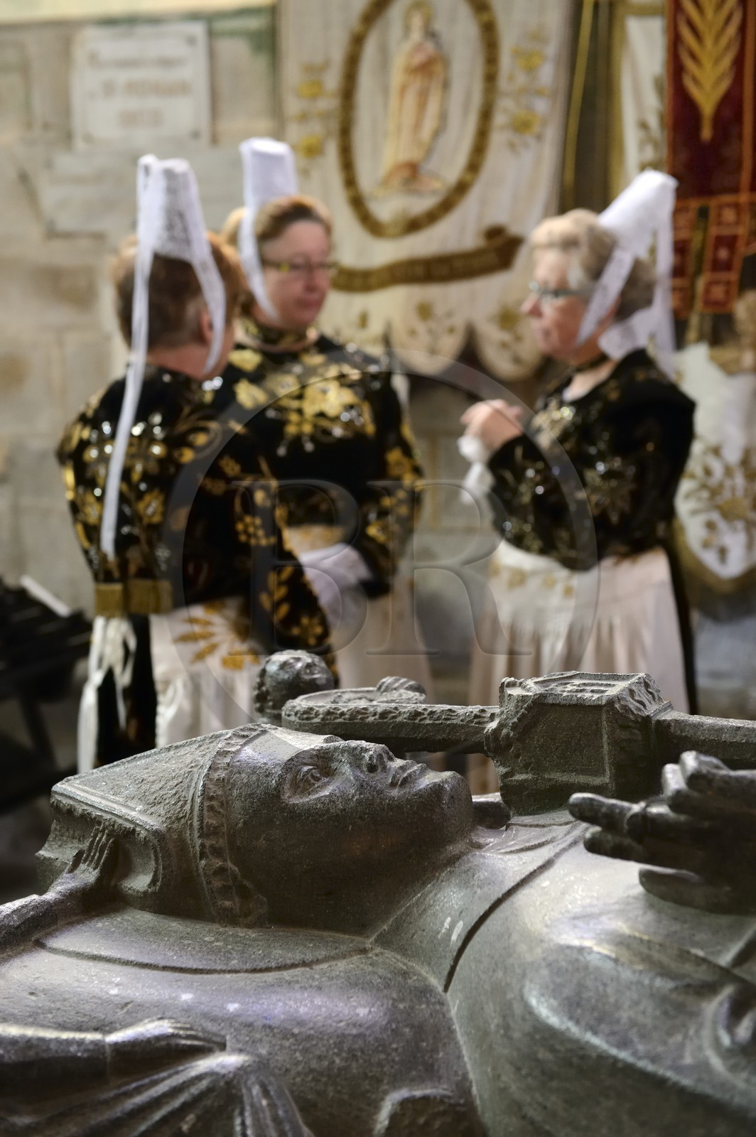 France, Finistère (29), Locronan, labellisé Les Plus Beaux Villages de France, femmes en costume traditionnel pendant la Troménie autours du cénotaphe de saint Ronan dans la chapelle du Péniti adjacente à l'église Saint Ronan