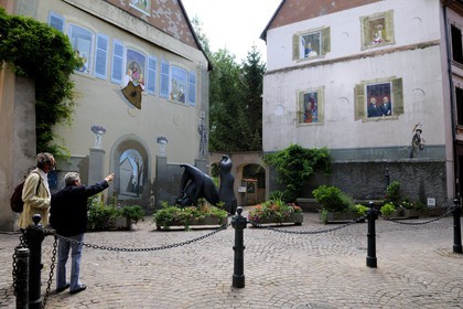 France, Haut-Rhin (68), Mulhouse, mur peint de personnages historiques cour des chênes