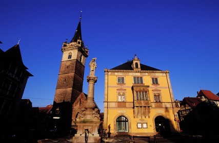 France, Bas-Rhin (67), Obernai, place du marché, la tour de la chapelle, la fontaine Sainte-Odile et l' Hôtel de ville