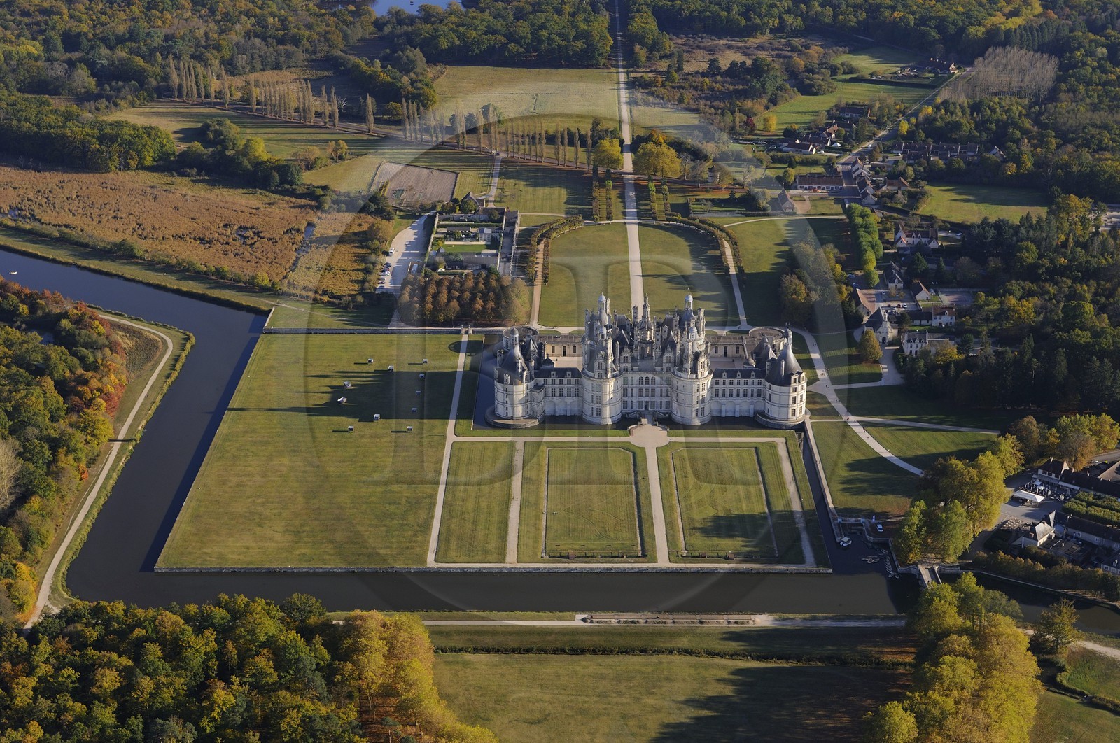 France, Loir et Cher (41), Vallée de la Loire classée Patrimoine Mondial de l' UNESCO, château de Chambord (vue aérienne)